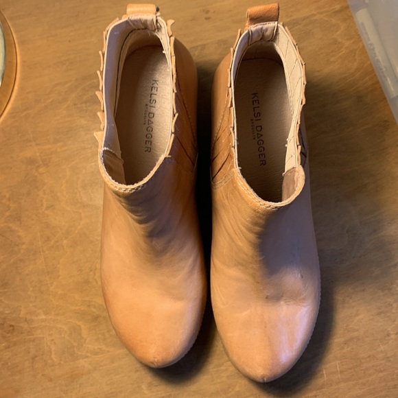 Kelsi Dagger clog heel 38.5 or size 8 comfortable w/great detail;easy on & off - Picture 1 of 10